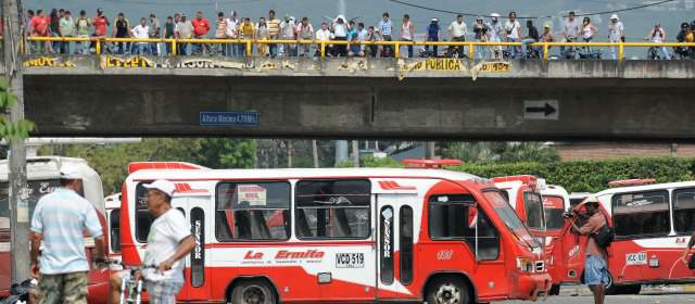 Transportadores de Cali ponen en jaque al MÍO | El MIO tampoco ha solucionado los problemas de movilidad. Muchos usuarios se quejan por el servicio. FOTO COLPRENSA, CALI