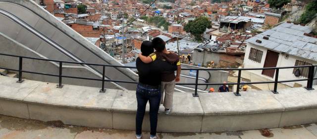Los hijos que dejó la Operación Orión en la Comuna 13 | El operativo cambió la vida de Sandra Ossa. Un soldado se convirtió en su esposo. Con él tiene un hijo. Esta nueva familia se quedó viviendo en La Colina, sector de la Comuna 13. FOTO JAIME PÉREZ