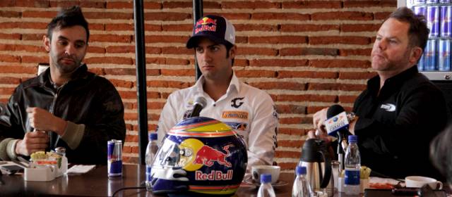 Gustavo Yacamán correrá en la Grand Am Series de Estados Unidos | El piloto colombiano Gustavo Yacamán acompañado de Antonio Pizzonia y Michael Shank presentó este miércoles lo que será su temporada 2013 en el automovilismo internacional. FOTO COLPRENSA