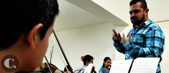 Las artes, valioso don de familia Caro | Gabriel Jaime Caro Delgado es director de la Escuela de Música del barrio Santa Fe. Prepara un concierto. FOTO JAIME PÉREZ