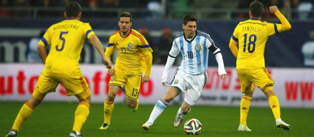 Lionel Messi tuvo triple marca durante el partido, por lo que tuvo que repartir el balón a sus extremos. FOTO REUTERS