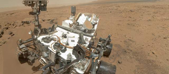 Curiosity envió su primer autorretrato y olfateó la atmósfera de Marte | En el costado derecho de la imagen puede verse la base de Aeolis Mons, el monte Sharp, de casi 5.000 metros de altura en el centro del cráter. Foto: Nasa