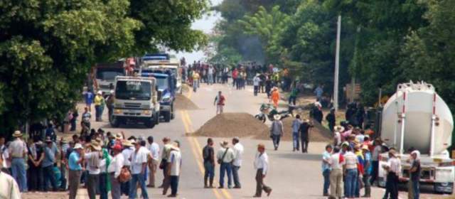 Camioneros bloquean vías en la Costa, Puerto Boyacá y Puerto Araujo |