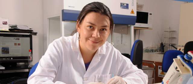 Diana, una científica influyente | La investigadora Diana Marcela Bolaños, en su laboratorio estudiando los policládidos. Un campo en el que muy pocos científicos del mundo trabajan. FOTO CORTESÍA REVISTA GENTE.