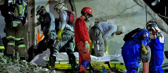 Las familias Bolívar y González ya tienen a Álvaro e Iván | A las 9 y 40 p.m. de ayer los socorristas pudieron sacar de los escombros el cadáver de Iván Darío González. CTI confirmó su identidad FOTO JUAN ANTONIO SÁNCHEZ