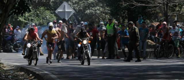 La frontera, ya en calma tras disturbios | Encapuchados tomaron las vías fronterizas en Villa del Rosario el jueves. FOTO CORTESÍA LA OPINIÓN