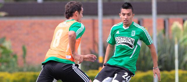 Johnnatan piensa en el desquite con Nacional | Johnnatan Álvarez, en la acción con Fernando Uribe, regresó con aires de revancha a Nacional. FOTO HERNÁN VANEGAS