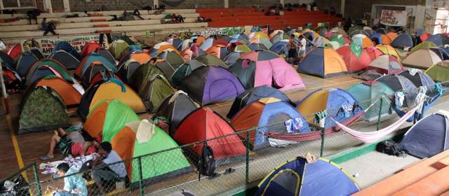 En Barbosa se consolida retorno de campesinos | Así estaba al medio día de ayer el interior del coliseo de Barbosa, pero en el exterior había un número mayor bajo ranchos de plástico elaborados por los manifestantes. FOTO HERNÁN VANEGAS