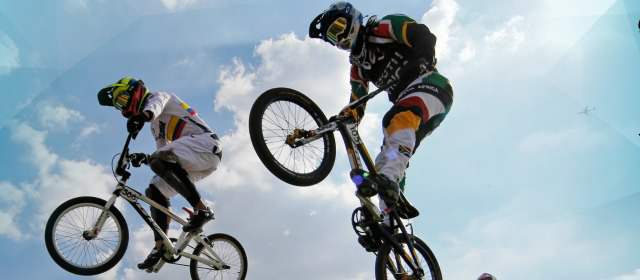 Campeones olímpicos prenden las luces de Medellín | Maris Strombergs en su dimensión de bicicrosista. Arriba sigue a Carlos M. Oquendo y Sísifo Nhlapo. Portador del oro olímpico. Y el podio de Londres FOTOS ARCHIVO ap