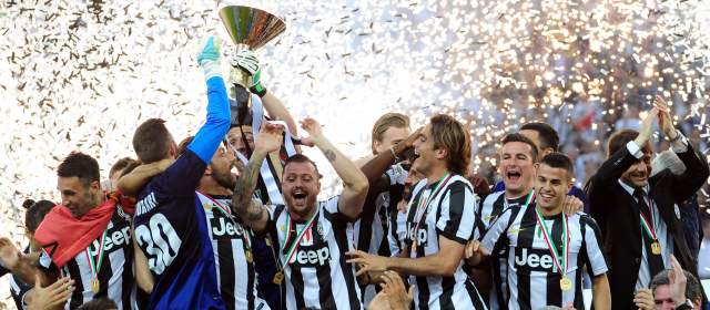 Juventus levanta la copa del scudetto frente al Caglia |