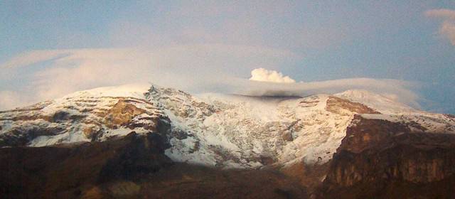 Por inestabilidad se mantiene la declaratoria de nivel naranja en el Nevado del Ruiz | Este jueves, la columna de gas y ceniza del volcán Nevado del Ruiz alcanzó 400 metros.