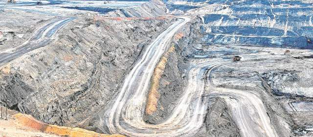 Todos los días parten en ferrocarril hacia Puerto Bolívar (Guajira) 7 a 9 trenes con el carbón producido en la mina. Cuando termine su explotación vendrá la rehabilitación. FOTO HENRY AGUDELO