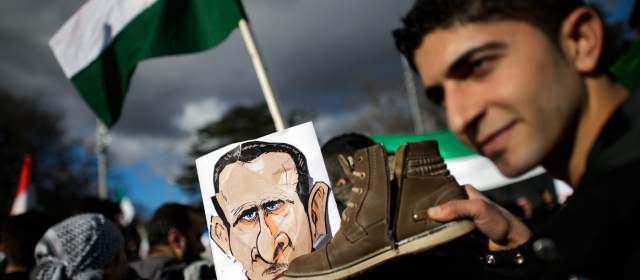 Arranca el diálogo duro para Siria | Los manifestantes en contra del régimen llevan días frente a la sede de la ONU en Ginebra. FOTO AFP