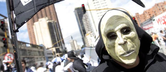 En Bogotá marcharon para exigir salidas a la crisis de la red hospitalaria | Los marchantes se valieron de todo tipo de recursos para llamar la atención del alcalde Gustavo Petro y del Gobierno Nacional.