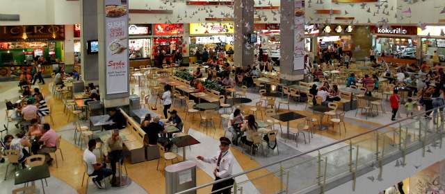 Las zonas de comidas son, por lo general, los espacios más amplios en un centro comercial. Foto: Jaime Pérez