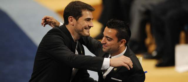 Casillas y Xavi demostraron que más que rivales en el fútbol son amigos | Momento del abrazo cuando recibieron el Premio Príncipe de Asturias de los Deportes. FOTO REUTERS
