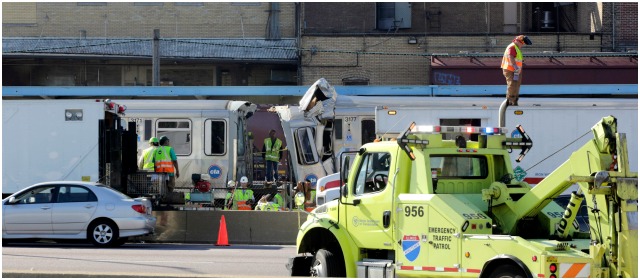 El accidente ocurrió cuando un tren con pasajeros que se dirigía hacia Chicago, que estaba detenido, fue embestido por otro, fuera de servicio, que circulaba por la misma vía y en dirección contraria. FOTO AP