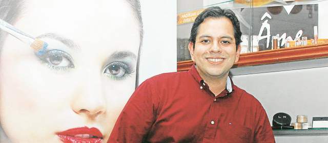 Cristian Grajales Gamboa, gerente de Lam Cosméticos, espera alcanzar la primera exportación a E.U. en octubre. FOTO JULIO C. HERRERA