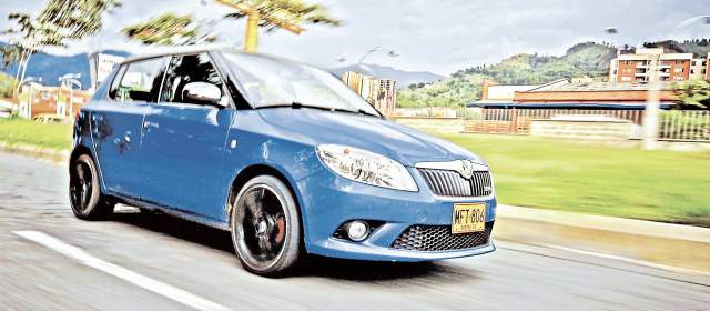 Fabia RS, juguete brioso en la vía | El conjunto del vehículo con sus llantas de bajo perfil, su toma de aire agresiva y su paral delantero inclinado, le dan una apariencia dinámica. FOTO JONATHAN CARVAJAL.