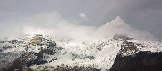 Autoridades mantienen orden de evacuación en zonas aledañas al volcán Nevado del Ruiz | Este domingo, la columna de gas alcanzaba 500 metros de altura informó el Observatorio.