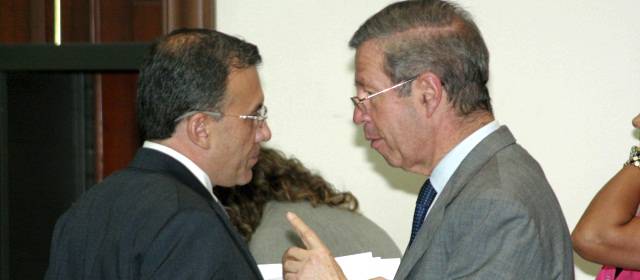 Polémica propuesta del Gobierno divide apoyo a marco legal para la paz | En la Comisión Primera del Senado durante el séptimo debate del Marco Legal para la paz, el senador Roy Barreras y el ministro de Justicia, Juan Carlos Esguerra. FOTO COLPRENSA.