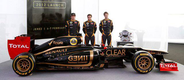 Raikkonen y Grosjean descubren el nuevo Lotus E20 | Acabar en el cuarto puesto en el campeonato de Constructores de 2012 es el objetivo "más realista" del equipo Lotus, que presentó su nuevo auto con el que Raikkonen y Grosjean participarán en el Mundial. El tercero es Jerome d´ Ambrosio. FOTO REUTERS