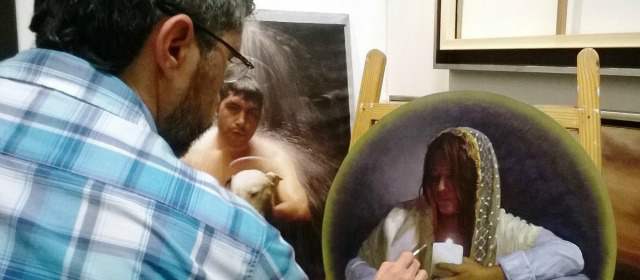 Religión, pasión y arte desde 6 ópticas diversas | El maestro Belarmino Miranda le da los últimos toques a una de las obras que hacen parte de la exposición Religión, Pasión y Arte, en La Casa Solariega, en Santa Fe de Antioquia. FOTO CORTESÍA