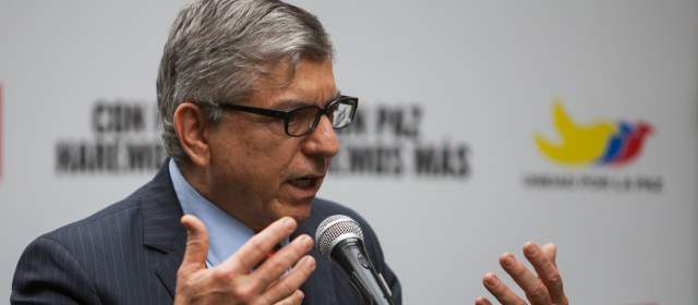 "Pinzón regañó a su jefe, el presidente Santos": César Gaviria |