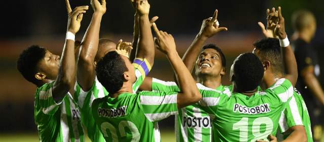 Nacional logró un triunfo de fe | Celebración de los jugadores verdes tras la anotación que les dio el triunfo sobre Vitória. FOTO AFP