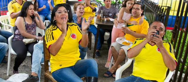 En Medellín, la agonía duró más de 6 horas | La fiesta se trasladó del Metropolitano hasta las calles de Medellín, donde también se celebró la nueva victoria de la Selección. Una ola, la amarilla, se paseó por todo el país. FOTO ESTEBAN VANEGAS