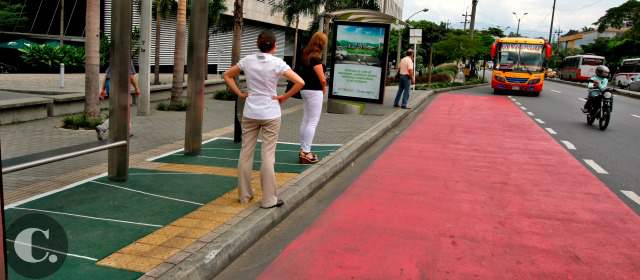 Invasión afecta servicio de buses alimentadores en Belén y Aranjuez | Este es uno de los paraderos de los alimentadores en el sector de Industriales, en la carrera 48 con la 25. FOTO JUAN A. SÁNCHEZ