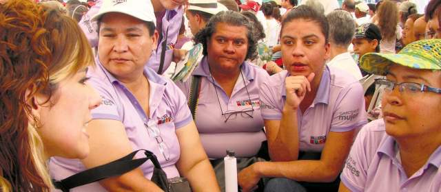 La labor doméstica no puede acabar con los proyectos de vida: Paula Tamayo | Paula Tamayo (izq.) ayuda a sacar adelante proyectos de vida de mujeres. FOTO CORTESÍA ALCALDÍA