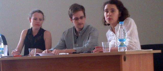 Imagen de Edward Snowden en su reunión con los representantes de derechos humanos. Foto Reuters