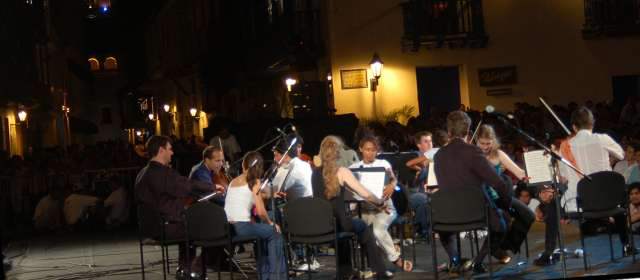 Un viaje barroco por los sonidos de Italia | Julia Salvi (arriba) dirige un festival que se ha caracterizado por llevar la música clásica a las calles de Cartagena. FOTOS ARCHIVO