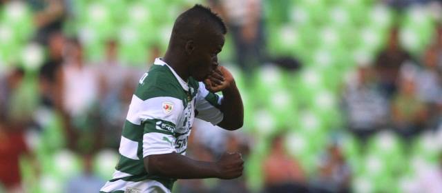 Carlos Darwin aportó dos goles para el triunfo del Santos en la liguilla del torneo mexicano. FOTO ARCHIVO REUTERS
