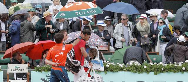 Nadal y Djokovic disputarán el segundo acto de la final del Roland Garros este lunes | Reuters | La lluvia hizo interrumpir el duelo entre Nadal y Djokovic en la final del Roland Garros.