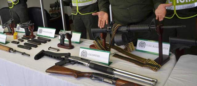 Alias el Gomelo permanece custodiado en centro asistencial | La Policía Metropolitana del Valle de Aburrá enseñó este lunes el arsenal incautado en la comuna 8 de Medellín.