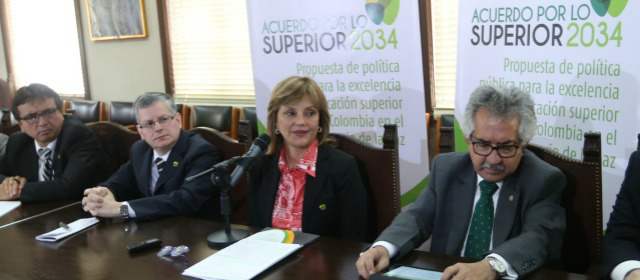 El Cesu propone cambios a la educación superior | La ministra de educación, María Fernanda Campo, (centro) estuvo en la presentación de la política pública. FOTO COLPRENSA