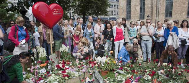 Noruega honra a las víctimas de atentados cometidos por Anders Behring Breivik | Reuters | Miles se congregan en capital noruega y en la isla de Utoeya.
