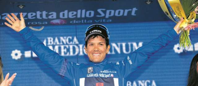 Julián alcanzó la camiseta de mejor escalador | Julián Arredondo subió ayer al podio para reclamar la camiseta de líder de la montaña. Se mandó una cabalgata. FOTO afp
