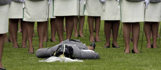 El desmayo de una cadete fue noticia en la conmemoración de los 121 años de la Policía | Foto Colprensa
