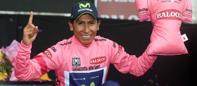 "Hay Nairo para rato" | Un beso al trofeo que lo certifica como el mejor. FOTO AFP Y AP