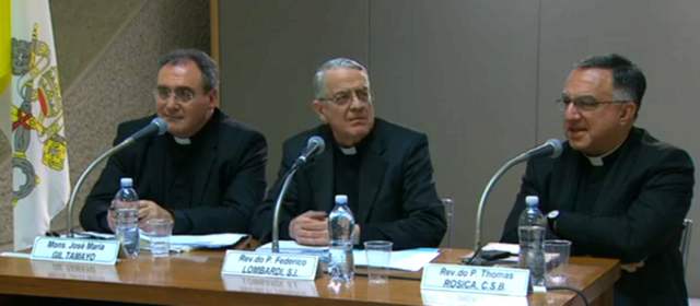 El padre Federico Lombardi (cen.) y sus voceros adjuntos en inglés, padre Thomas Rosica (der.) y en español, monseñor José María Gil Tamayo (izq.) hablaron esta mañana en conferencia de prensa en la Santa Sede. Foto Cortesía.