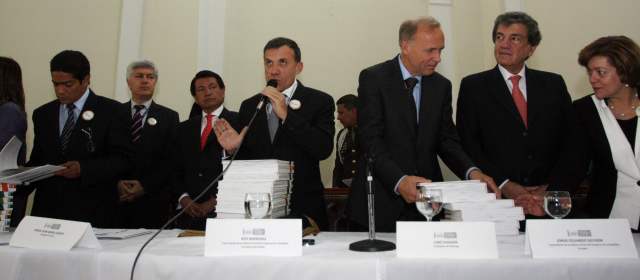 Congreso entregó propuestas de paz a Gobierno y Farc | El presidente del Senado Roy Barreras, entregó el documento a la Organización de las Naciones Unidas en Colombia y a las embajadas de Cuba y Noruega. Foto: Colprensa