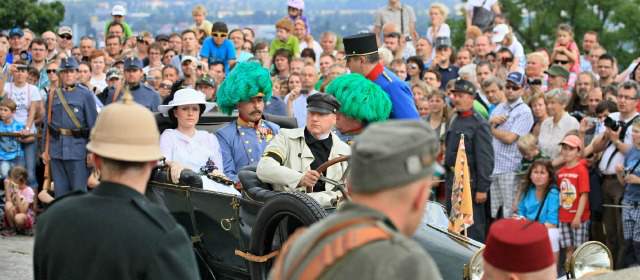 Representación de una escena del 28 de junio de 2014, en Brno, República Checa. El archiduque austríaco Franz Ferdinand y su esposa Sophie, duquesa de Hohenberg, en un auto Austro Daimler, similar en el que la pareja fue asesinada en Sarajevo. FOTO AFP