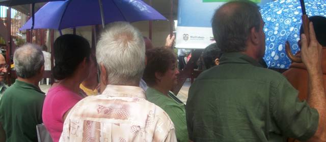 jubilados-filas-tramites-640x280-25122012 | Al sol y al agua, así ha sido la espera para cientos de afiliados de Colpensiones durante este mes y medio de operaciones de la nueva entidad. Foto Angie Lopera.