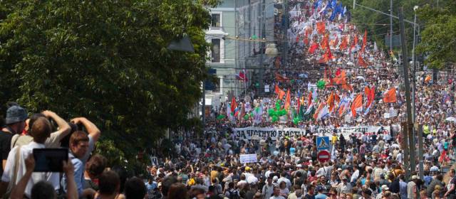 Más de cien mil personas protestan en el centro de Moscú |