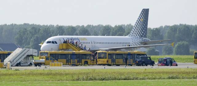 Pasajeros del supuesto avión secuestrado desembarcaron en el aeropuerto de Amsterdam | Foto: Reuters