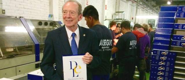 Ya puede decir amigovio, motoneta y papichulo | El director de la RAE, José Manuel Blecua, con la nueva edición del Diccionario. FOTO COLPRENSA