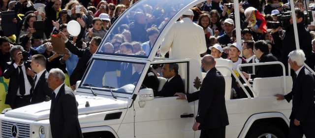 El Papa invita a dos niños al papamóvil y recorren la Plaza de San Pedro |
